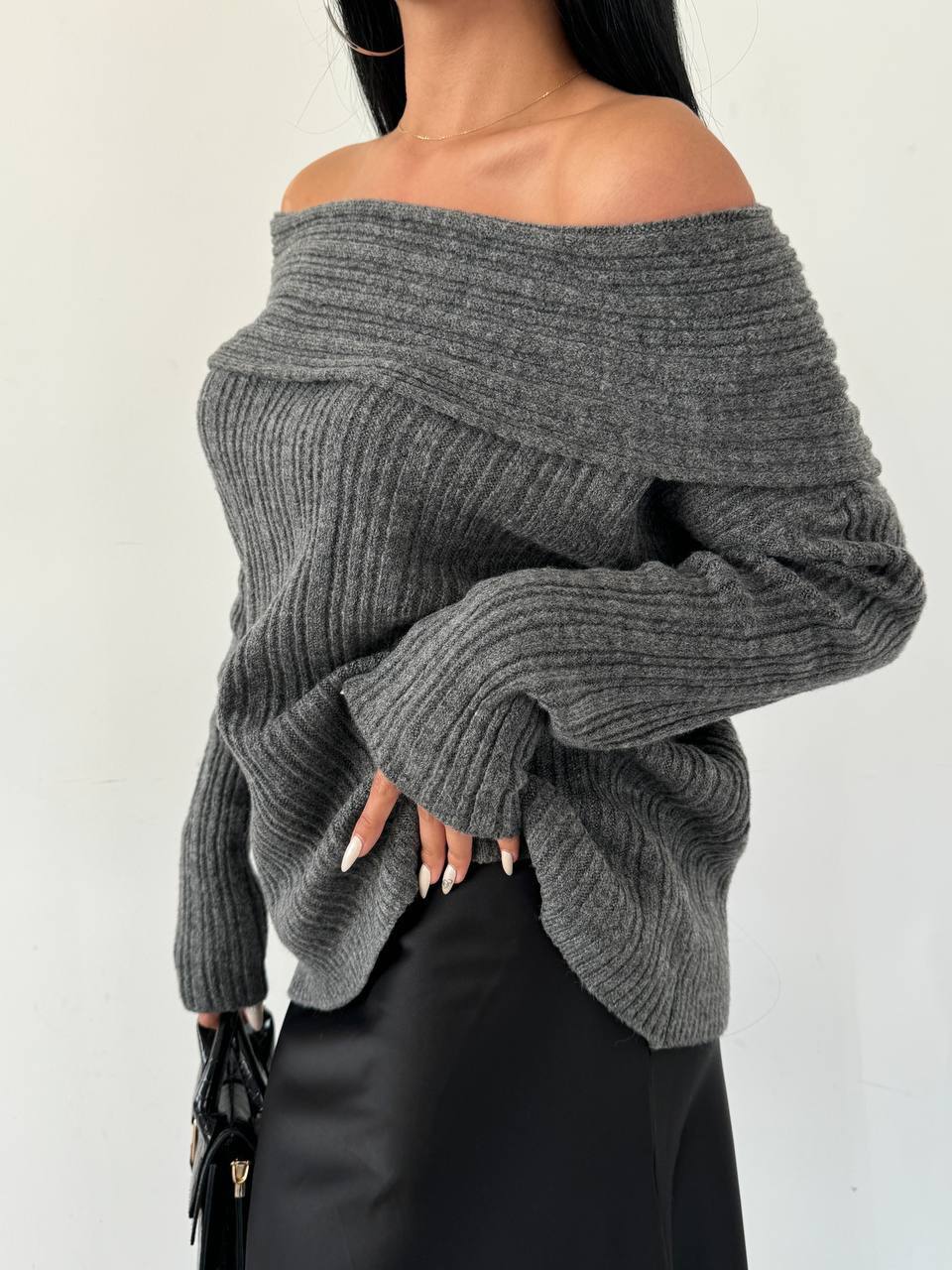 NEXO Off-shoulder pullover